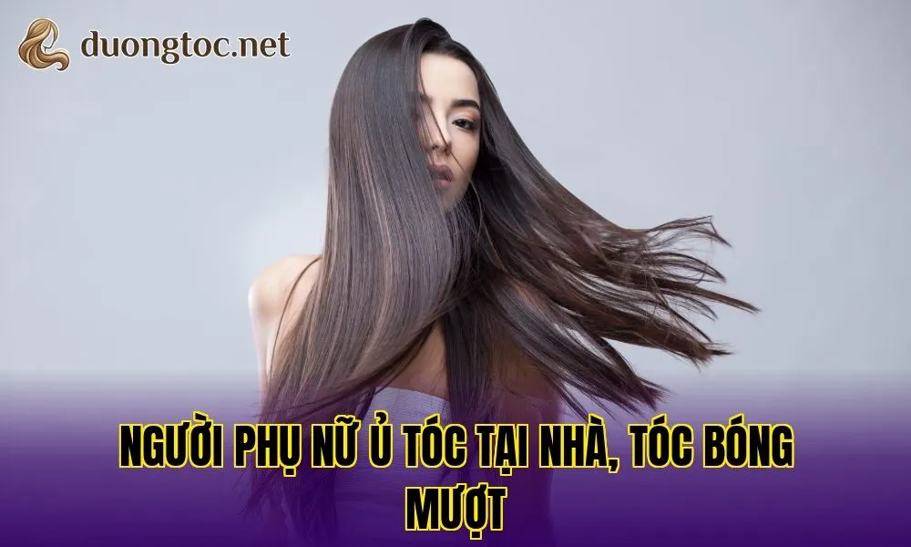 Người phụ nữ ủ tóc tại nhà, tóc bóng mượt